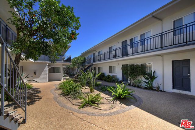 9301 Darby Avenue, Northridge (los Angeles), CA 91325