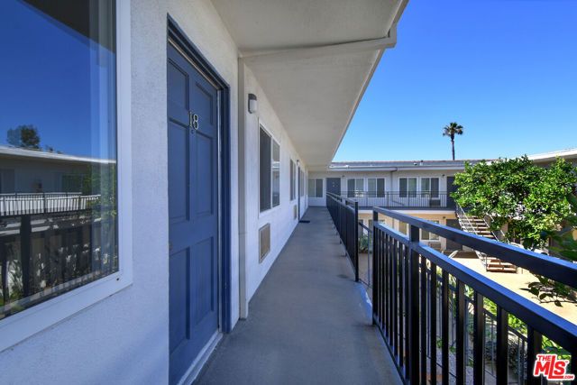 9301 Darby Avenue, Northridge (los Angeles), CA 91325