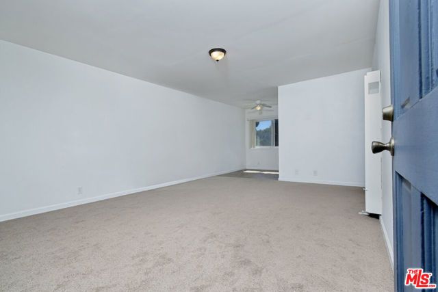 9301 Darby Avenue, Northridge (los Angeles), CA 91325