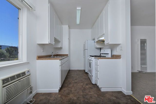 9301 Darby Avenue, Northridge (los Angeles), CA 91325