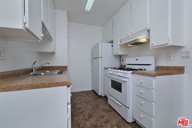 9301 Darby Avenue, Northridge (los Angeles), CA 91325