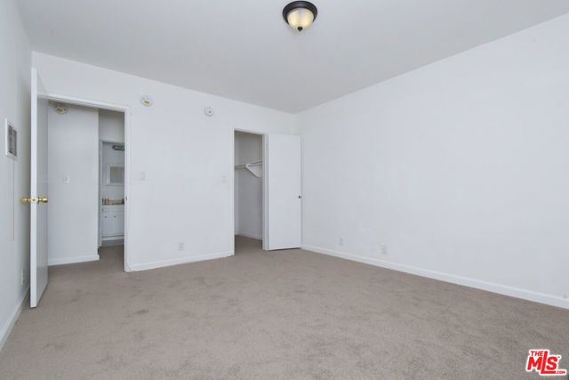 9301 Darby Avenue, Northridge (los Angeles), CA 91325