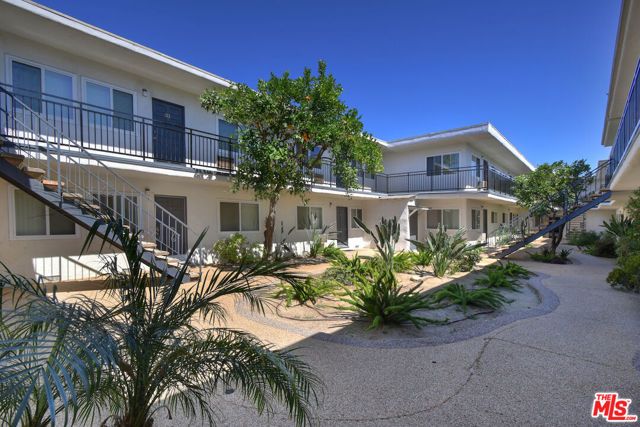 9301 Darby Avenue, Northridge (los Angeles), CA 91325