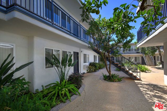 9301 Darby Avenue, Northridge (los Angeles), CA 91325