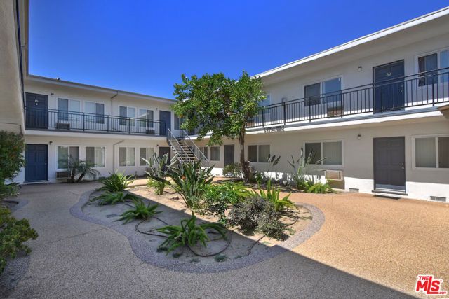 9301 Darby Avenue, Northridge (los Angeles), CA 91325