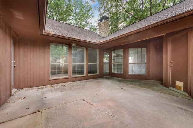2105 Pleasant Drive, Ennis, TX 75119