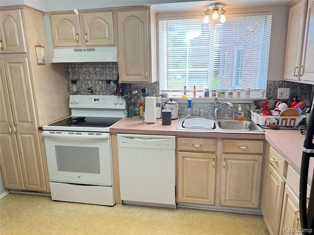 25354 Shiawassee Circle 28596, Southfield, MI 48033