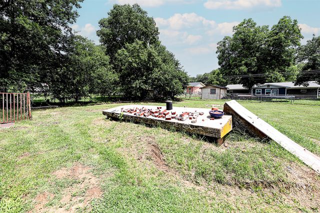 190 Trail Drive, Bowie, TX 76230