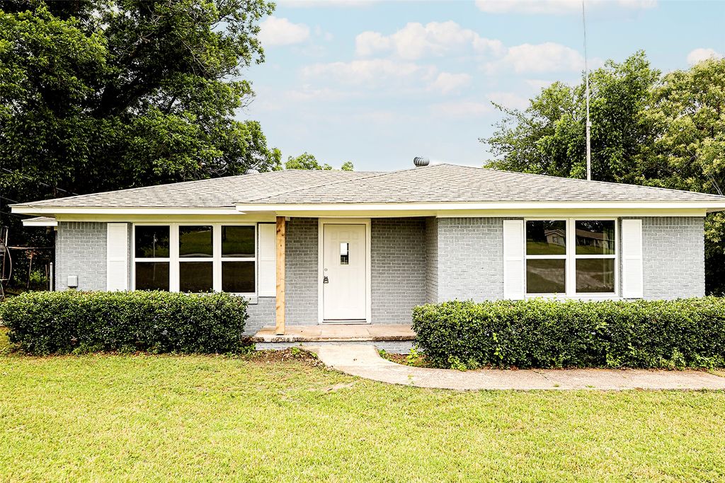 190 Trail Drive, Bowie, TX 76230