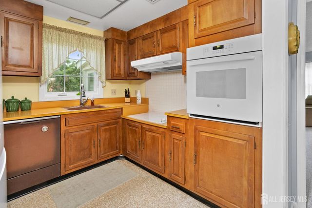 136 Plymouth Lane, Monroe, NJ 08831