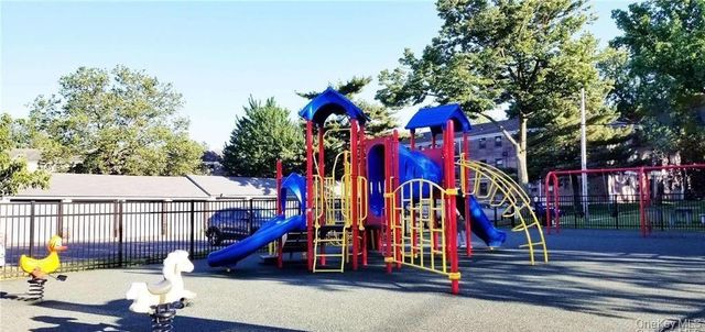 13 W Mill Drive 4A, Great Neck, NY 11021