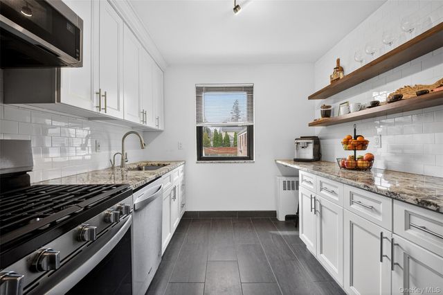 13 W Mill Drive 4A, Great Neck, NY 11021