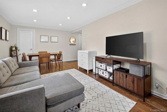 13 W Mill Drive 4A, Great Neck, NY 11021