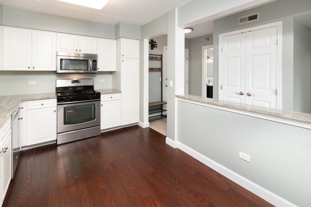 7071 W Touhy Avenue 307, Niles, IL 60714