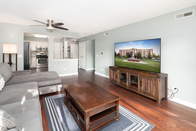 7071 W Touhy Avenue 307, Niles, IL 60714