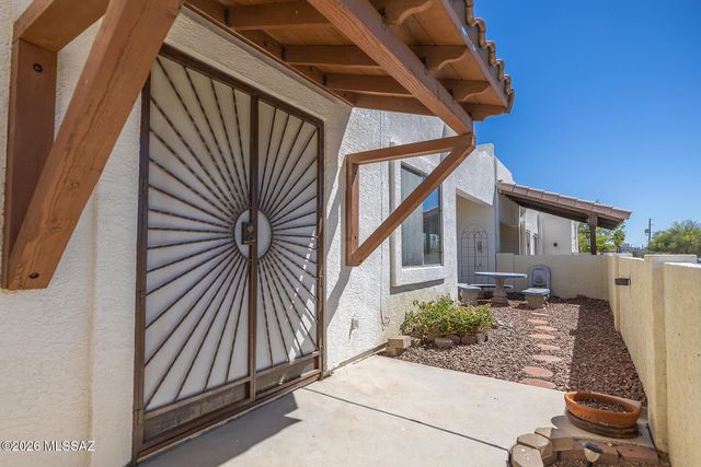 2909 S Full Moon Drive, Tucson, AZ 85713