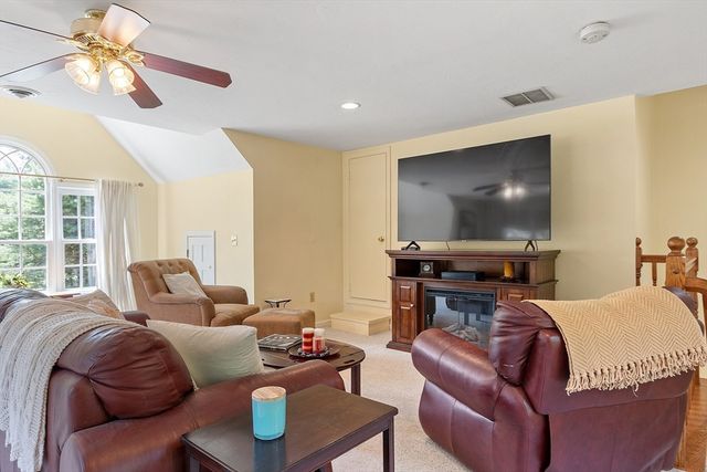5 Ian Keats Dr, Mansfield, MA 02048