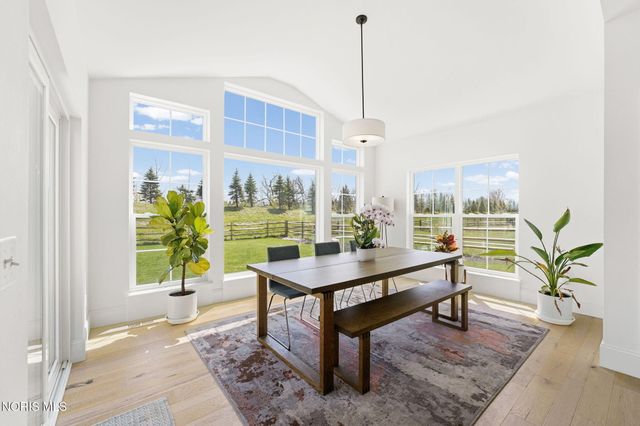 130 Barton Creek Drive, Perrysburg, OH 43551