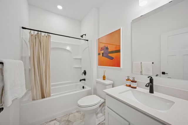 5196 Long Pointe Bay, Woodbury, MN 55129