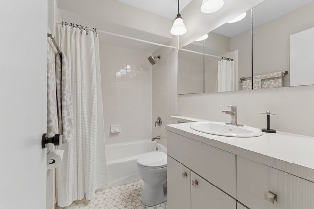 117 E Madison Avenue, Wheaton, IL 60187