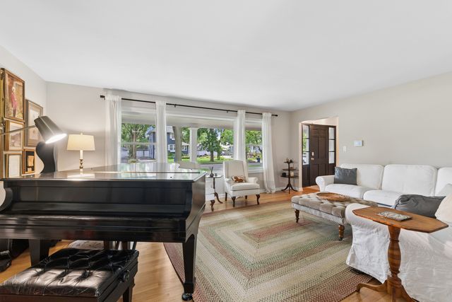 117 E Madison Avenue, Wheaton, IL 60187