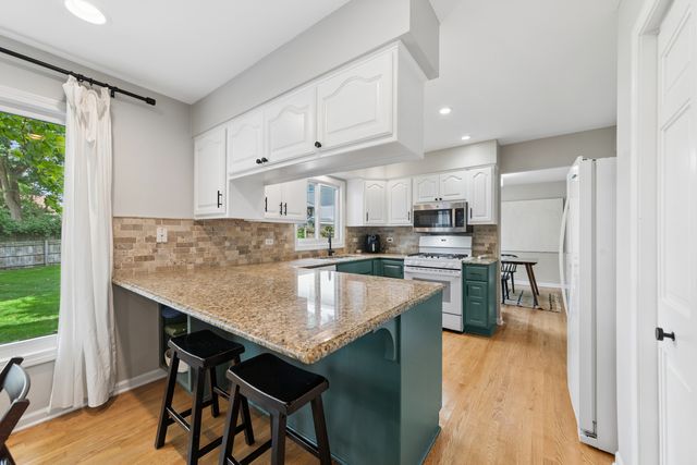 117 E Madison Avenue, Wheaton, IL 60187