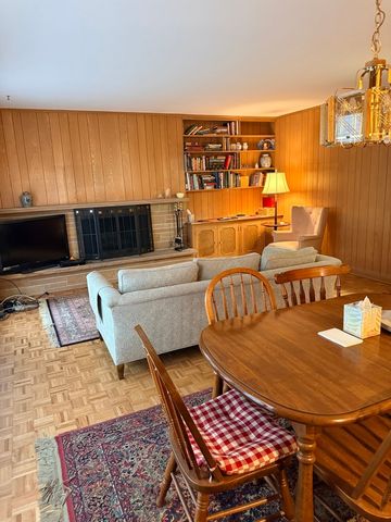 810 S We Go Trail, Mount Prospect, IL 60056