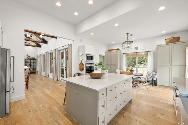 188 Broken Lance DR, Dripping Springs, TX 78620