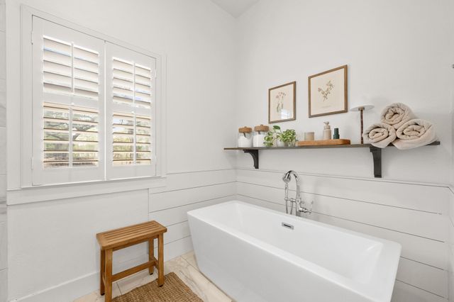 188 Broken Lance DR, Dripping Springs, TX 78620