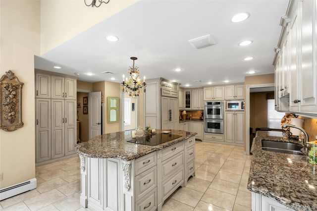 7 Albertson Lane, Old Westbury, NY 11568