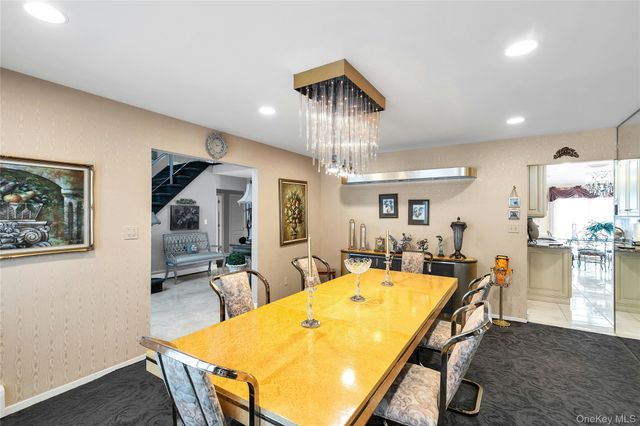 7 Albertson Lane, Old Westbury, NY 11568