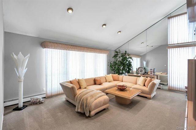 7 Albertson Lane, Old Westbury, NY 11568