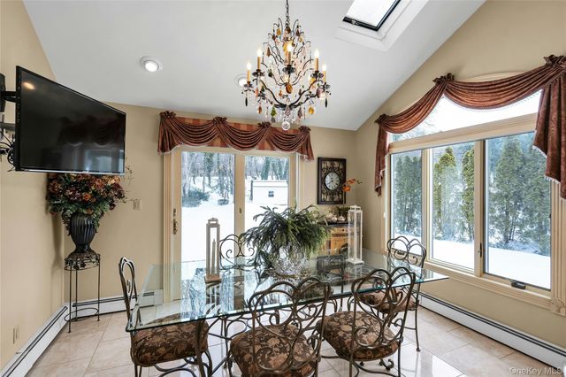 7 Albertson Lane, Old Westbury, NY 11568