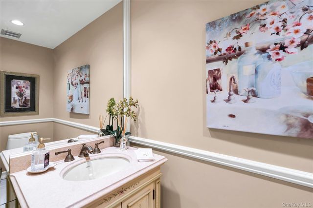 7 Albertson Lane, Old Westbury, NY 11568