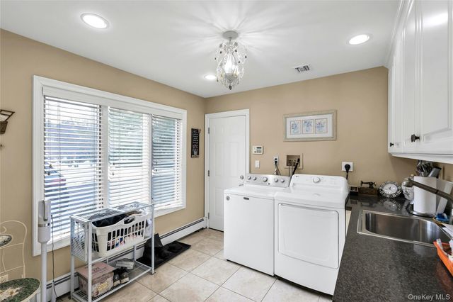 7 Albertson Lane, Old Westbury, NY 11568