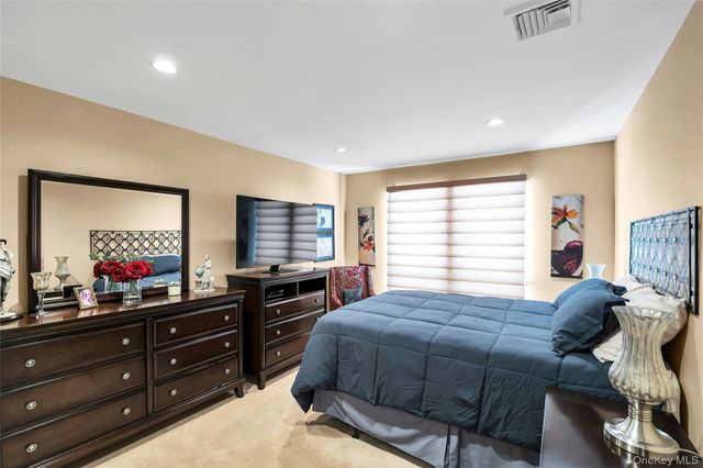 7 Albertson Lane, Old Westbury, NY 11568