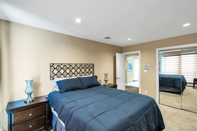 7 Albertson Lane, Old Westbury, NY 11568