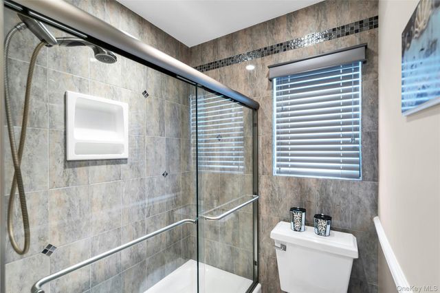 7 Albertson Lane, Old Westbury, NY 11568