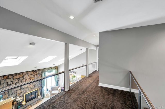 7 Albertson Lane, Old Westbury, NY 11568