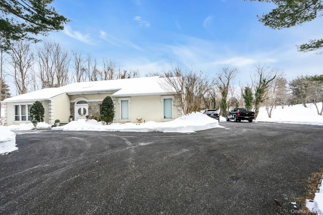 7 Albertson Lane, Old Westbury, NY 11568