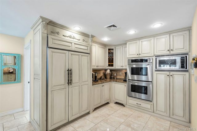 7 Albertson Lane, Old Westbury, NY 11568