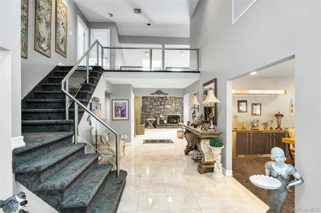 7 Albertson Lane, Old Westbury, NY 11568