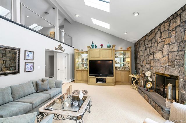 7 Albertson Lane, Old Westbury, NY 11568