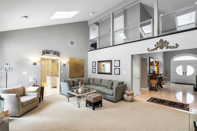 7 Albertson Lane, Old Westbury, NY 11568