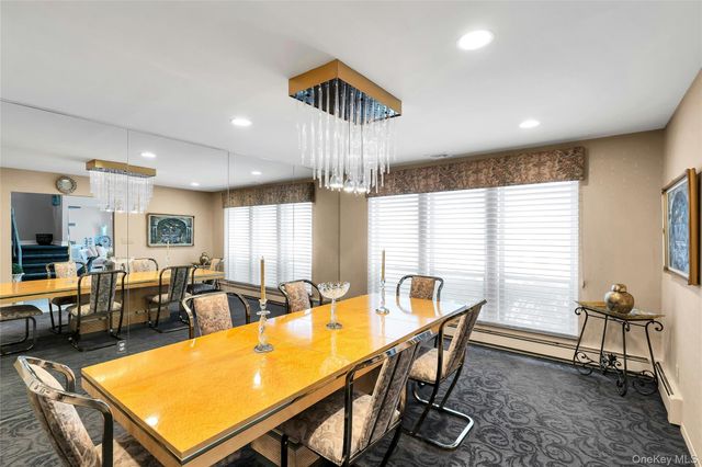 7 Albertson Lane, Old Westbury, NY 11568