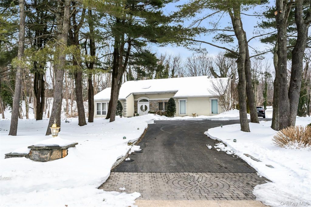 7 Albertson Lane, Old Westbury, NY 11568