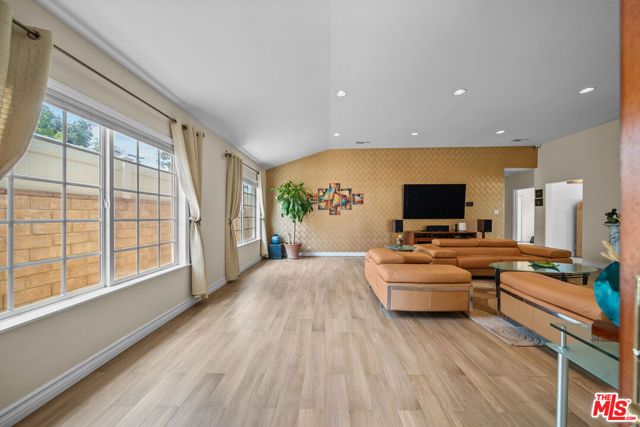 6015 Topeka Drive, Tarzana (los Angeles), CA 91356