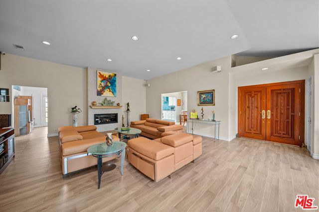 6015 Topeka Drive, Tarzana (los Angeles), CA 91356