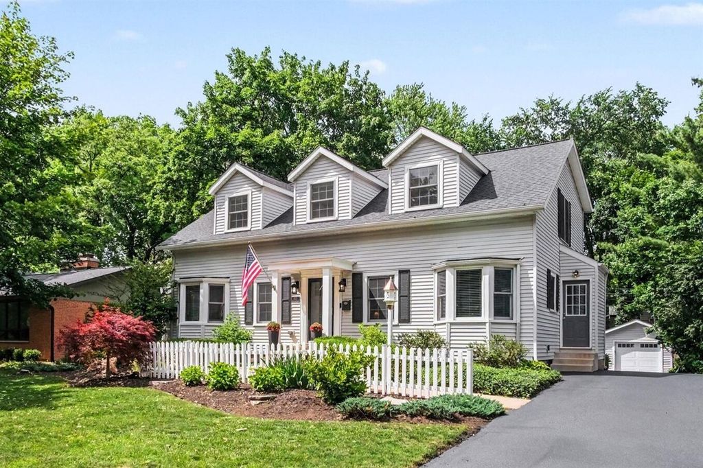 2621 Elmwood Drive, Grand Rapids, MI 49506