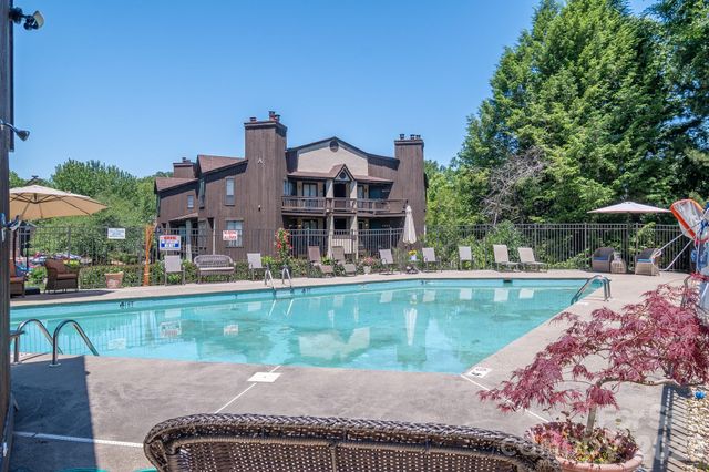 8216 Cedar Glen Drive, Charlotte, NC 28212